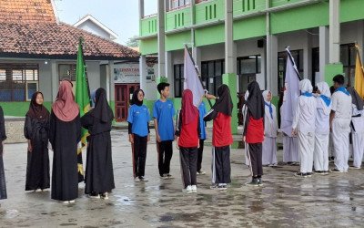 Pelantikan Bersama Lima Ekstrakurikuler MTsN 4 Cirebon Tekankan Pembentukan Karakter dan Jiwa Organisasi