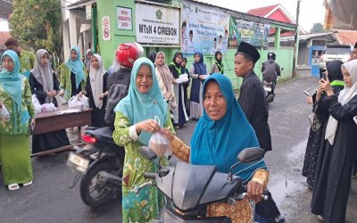 Semarak Milad ke-48, MTsN 4 Cirebon Tebar Takjil dan Santunan di Bulan Penuh Berkah