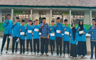 Jumat Kliwon Penuh Berkah, Kepala MTsN 4 Cirebon Serahkan Santunan BAZNAS kepada 12 Siswa