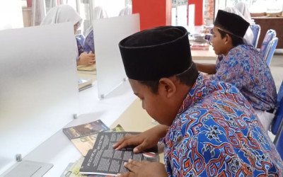 Tingkatkan Budaya Literasi, Siswa MTsN 4 Cirebon Kunjungi Perpustakaan Umum Daerah Kabupaten Cirebon
