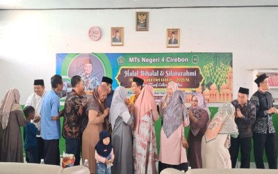 MTsN 4 Cirebon Jalin Kehangatan Pasca Ramadhan lewat Halal Bihalal Penuh Makna