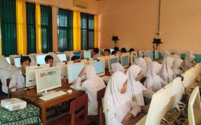 Latih Kesiapan TKA, Siswa Kelas IX MTsN 4 Cirebon Ikuti Try Out melalui Platform Alef Education