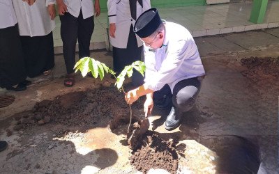 Hari Bumi, MTsN 4 Cirebon Tanamkan Spirit Ekoteologi lewat Aksi Tanam Pohon