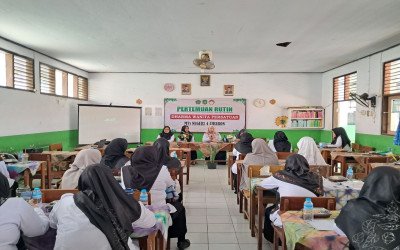 Pertemuan Rutin DWP MTsN 4 Cirebon Bahas Literasi Madrasah