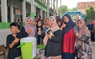 Kegiatan Ekonomi DWP MTsN 4 Cirebon Dukung Pelayanan Kegiatan Pemilihan Ketua OSIS