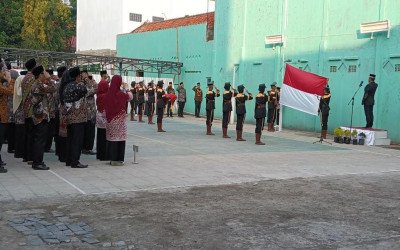 MTsN 4 Cirebon Raih Penghargaan atas Dedikasi Siswa sebagai Pasukan Pengibar Bendera HUT RI ke-80