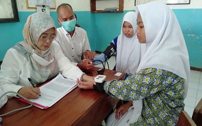 MTsN 4 Cirebon Dukung Generasi Sehat lewat Skrining dan Sosialisasi Aplikasi Kesehatan