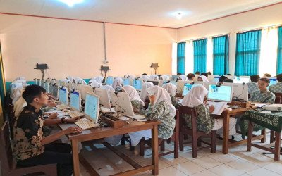 Menuju TKA 2026, MTsN 4 Cirebon Uji Kesiapan 283 Siswa melalui Gladi Berbasis Komputer