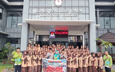 Belajar Demokrasi dan Sejarah Lokal, Outing Class IPS MTsN 4 Cirebon Beri Pengalaman Nyata