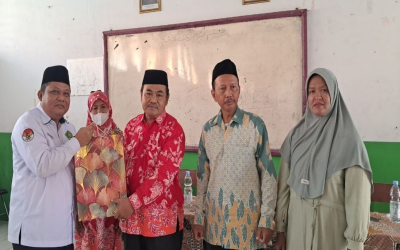 Silaturahmi dan Ramah Tamah Purna Bakti, MTsN 4 Cirebon Lepas Dua Guru Penuh Haru